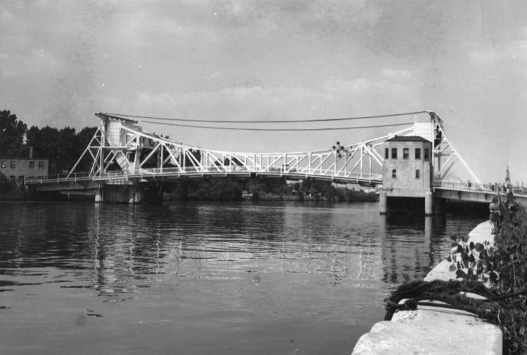 IL015100.jpg
