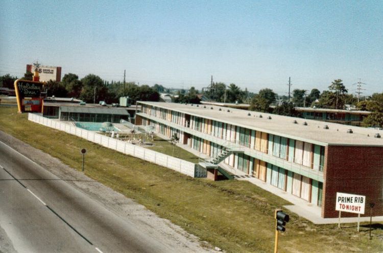 IL067100.jpg